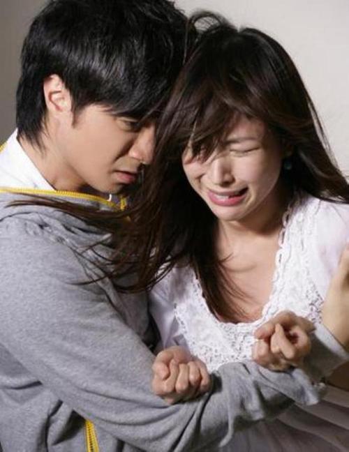 婚外情取證調(diào)查-一位36歲的女士說(shuō)：結(jié)婚十年，出軌了17次。她偷偷地吃東西上癮了